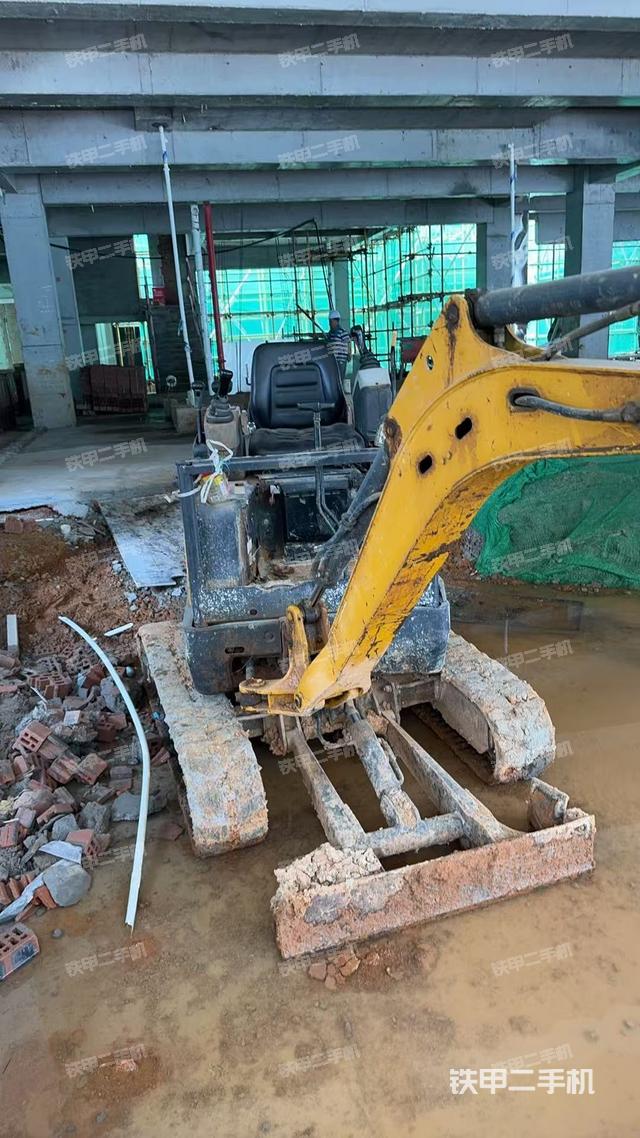 駕駛室頂部（整機外觀）