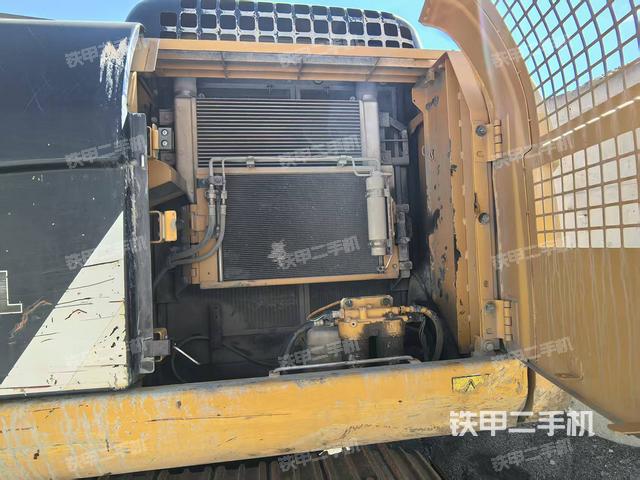 液壓泵艙室正面整體(整機(jī)外觀) 液壓泵艙室正面整體(整機(jī)外觀)
