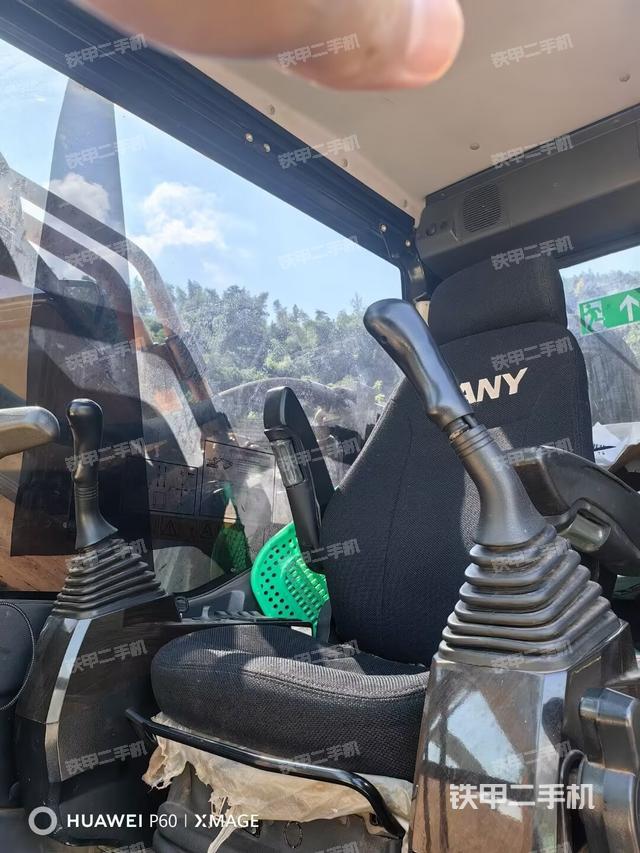 駕駛室整體(整機(jī)外觀) 駕駛室整體(整機(jī)外觀)