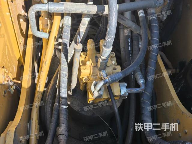 回轉(zhuǎn)馬達和主控閥(整機外觀) 回轉(zhuǎn)馬達和主控閥(整機外觀)