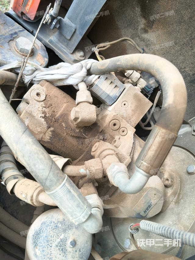 液压泵舱室正面整体(整机外观) 液压泵舱室正面整体(整机外观)