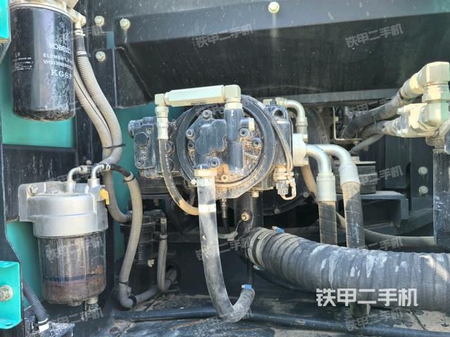 液壓泵艙室正面整體(整機外觀) 液壓泵艙室正面整體(整機外觀)