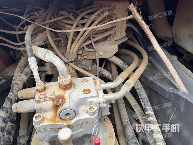 回转马达和主控阀(整机外观) 回转马达和主控阀(整机外观)