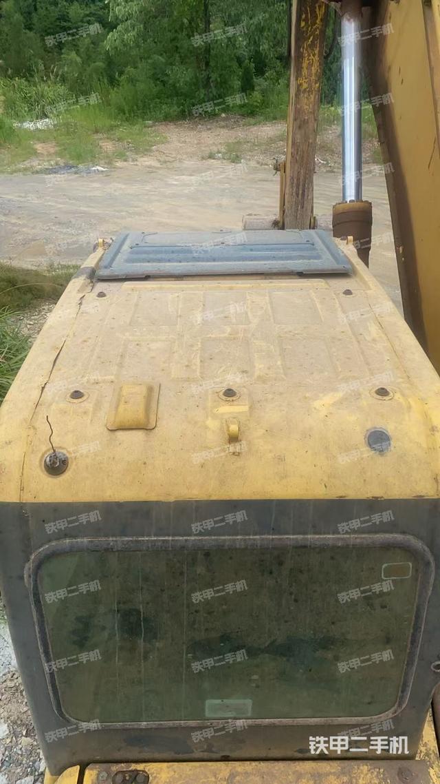 駕駛室頂部(整機(jī)外觀) 駕駛室頂部(整機(jī)外觀)