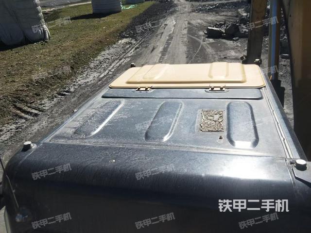 駕駛室頂部(整機(jī)外觀) 駕駛室頂部(整機(jī)外觀)