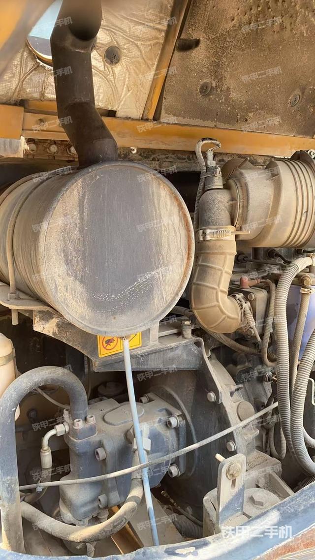 液壓泵艙室正面整體(整機(jī)外觀) 液壓泵艙室正面整體(整機(jī)外觀)