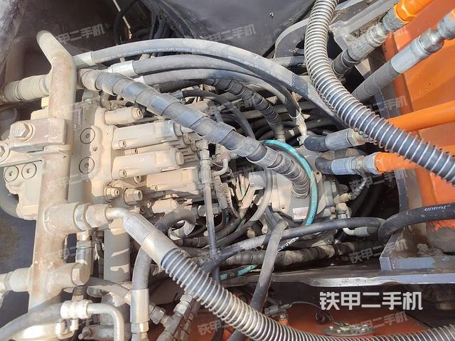 回轉(zhuǎn)馬達(dá)和主控閥(整機外觀) 回轉(zhuǎn)馬達(dá)和主控閥(整機外觀)