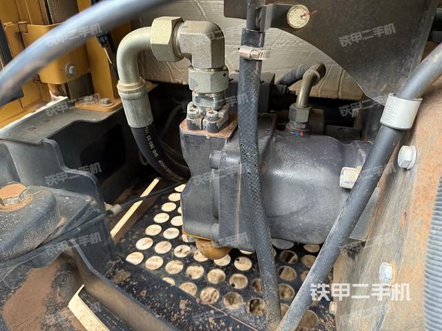 液压泵舱室正面整体（整机外观）