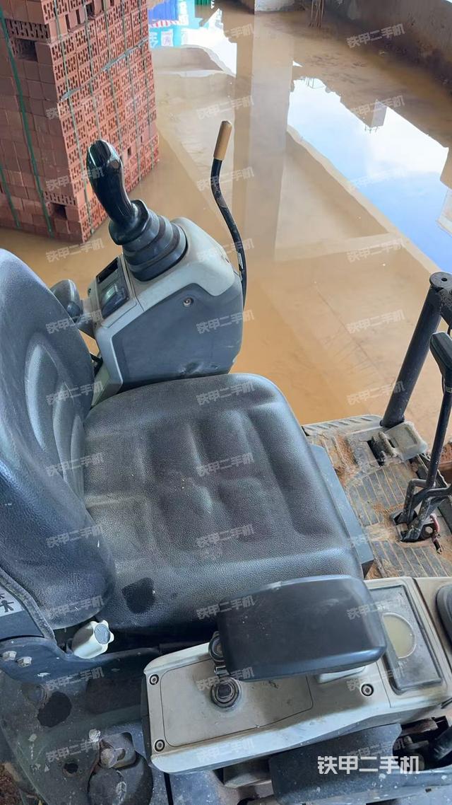 駕駛室整體（整機外觀）