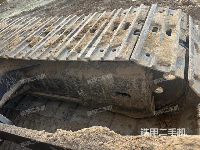 單側(cè)履帶整體(整機(jī)外觀) 單側(cè)履帶整體(整機(jī)外觀)