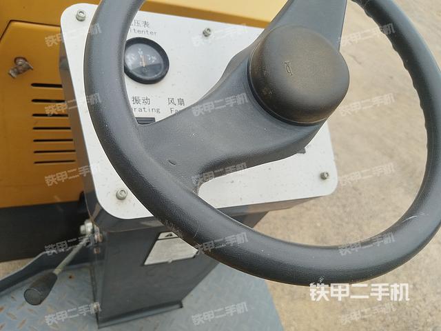 駕駛室操作臺(tái)(設(shè)備外觀及核心部件) 駕駛室操作臺(tái)(設(shè)備外觀及核心部件)