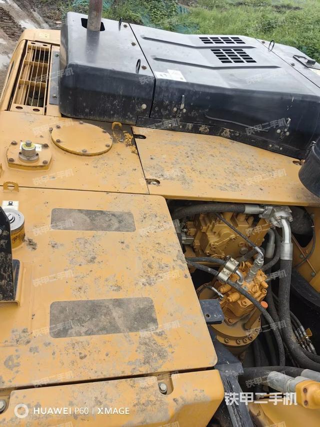 駕駛室頂部(整機(jī)外觀) 駕駛室頂部(整機(jī)外觀)