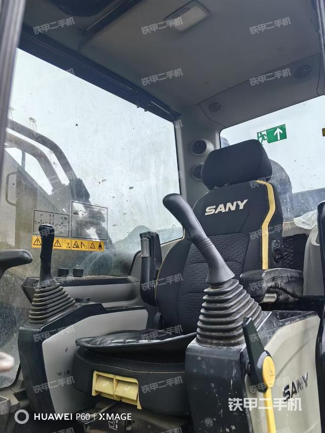 駕駛室整體(整機(jī)外觀) 駕駛室整體(整機(jī)外觀)