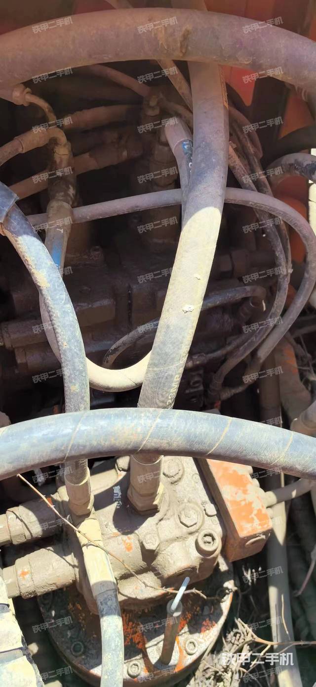 回转马达和主控阀（整机外观）