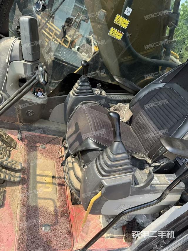 駕駛室整體(整機(jī)外觀) 駕駛室整體(整機(jī)外觀)