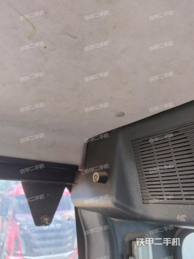 行走控制手柄和踏板?俯拍(駕駛室部分) 行走控制手柄和踏板?俯拍(駕駛室部分)