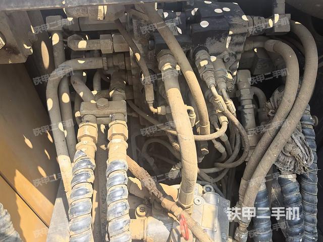 回转马达和主控阀(整机外观) 回转马达和主控阀(整机外观)