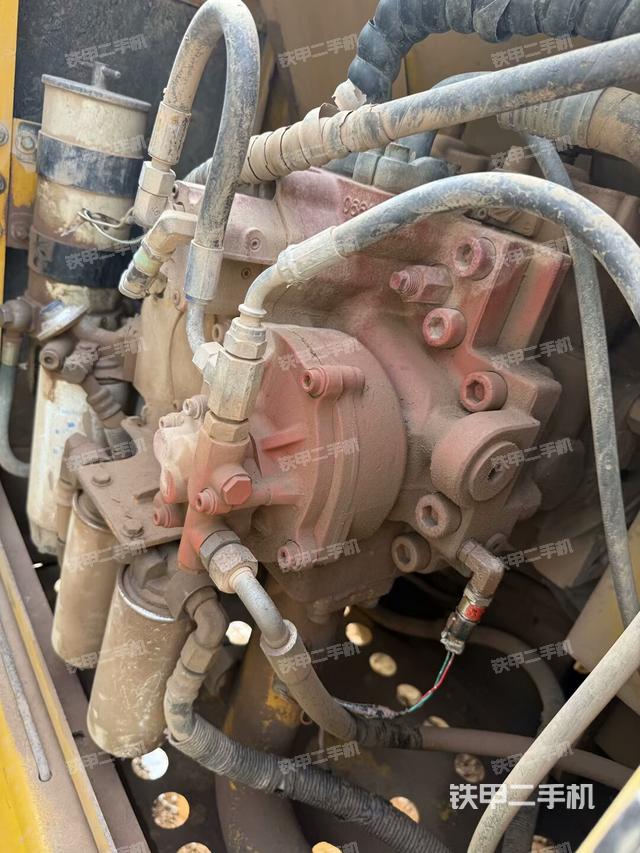 液壓泵艙室正面整體(整機(jī)外觀) 液壓泵艙室正面整體(整機(jī)外觀)