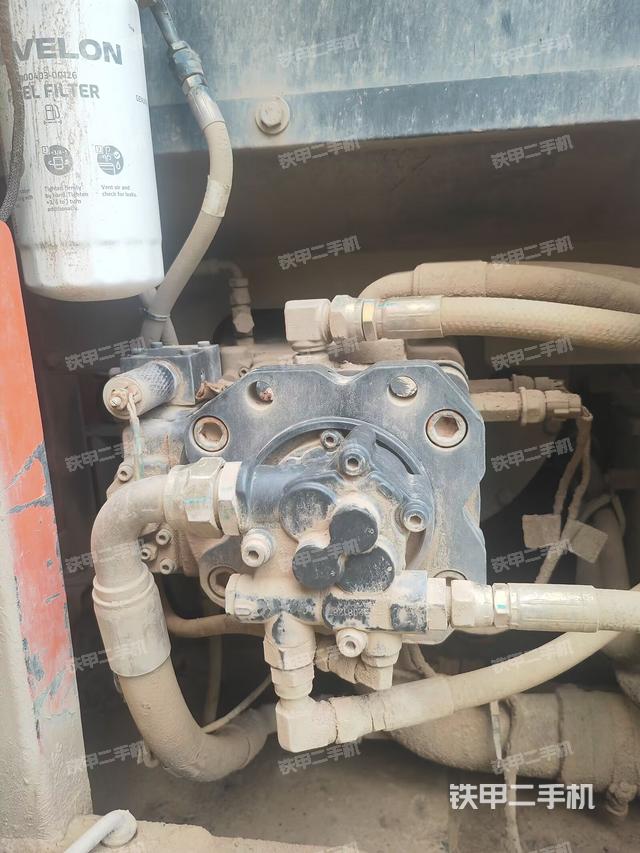 液压泵舱室正面整体(整机外观) 液压泵舱室正面整体(整机外观)