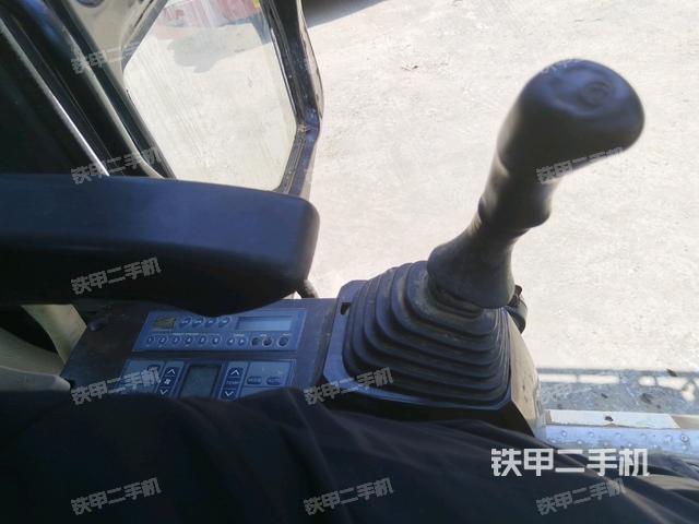 座椅左側(cè)控制臺/音響/含左手柄(駕駛室部分) 座椅左側(cè)控制臺/音響/含左手柄(駕駛室部分)
