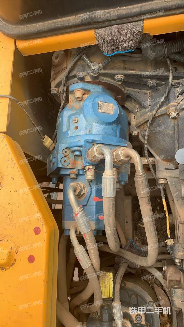 液压泵舱室正面整体(整机外观) 液压泵舱室正面整体(整机外观)
