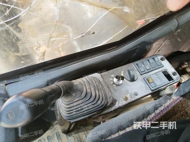 座椅右側(cè)控制臺/鑰匙門/油門/含右手柄(駕駛室部分) 座椅右側(cè)控制臺/鑰匙門/油門/含右手柄(駕駛室部分)