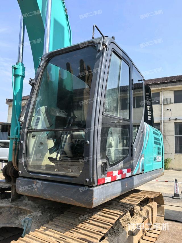 駕駛室整體(整機(jī)外觀) 駕駛室整體(整機(jī)外觀)