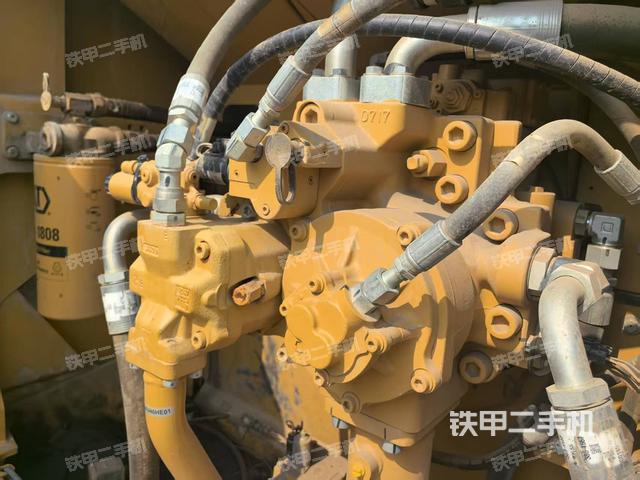 液壓泵艙室正面整體(整機(jī)外觀) 液壓泵艙室正面整體(整機(jī)外觀)
