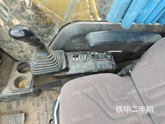 座椅右側(cè)控制臺(tái)/鑰匙門/油門/含右手柄(駕駛室部分) 座椅右側(cè)控制臺(tái)/鑰匙門/油門/含右手柄(駕駛室部分)