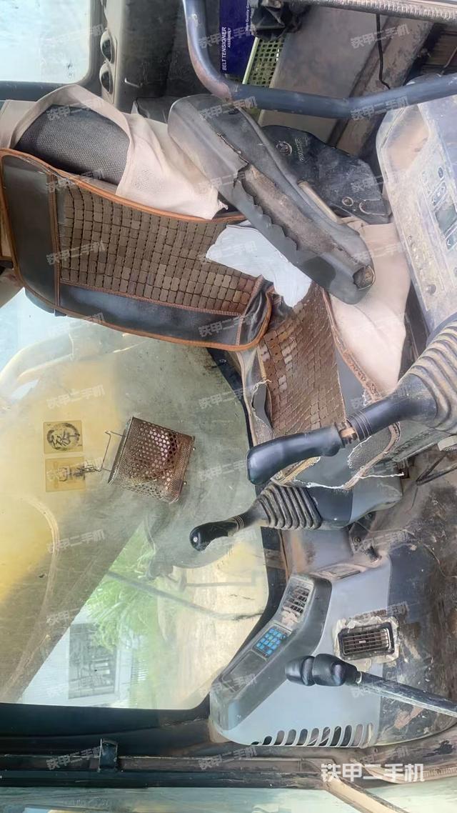 駕駛室整體(整機(jī)外觀) 駕駛室整體(整機(jī)外觀)