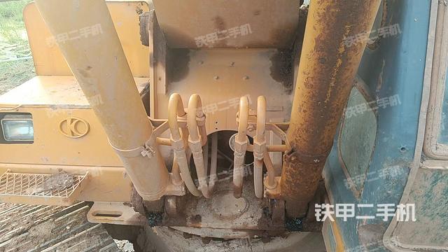 駕駛室頂部(整機(jī)外觀) 駕駛室頂部(整機(jī)外觀)