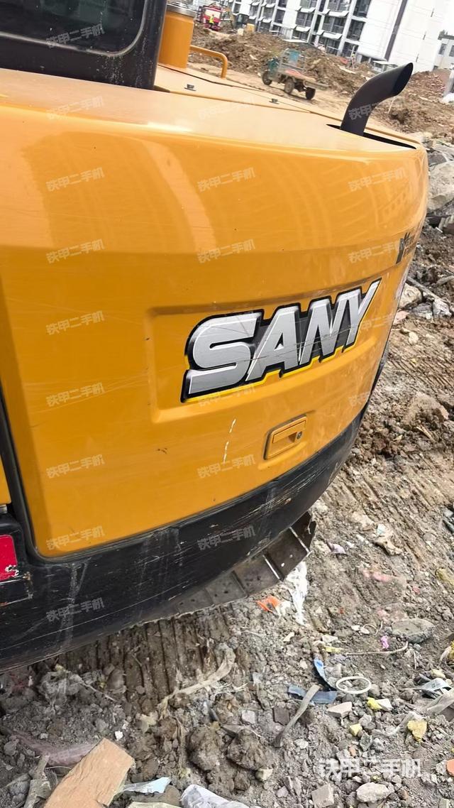 駕駛室頂部(整機(jī)外觀) 駕駛室頂部(整機(jī)外觀)