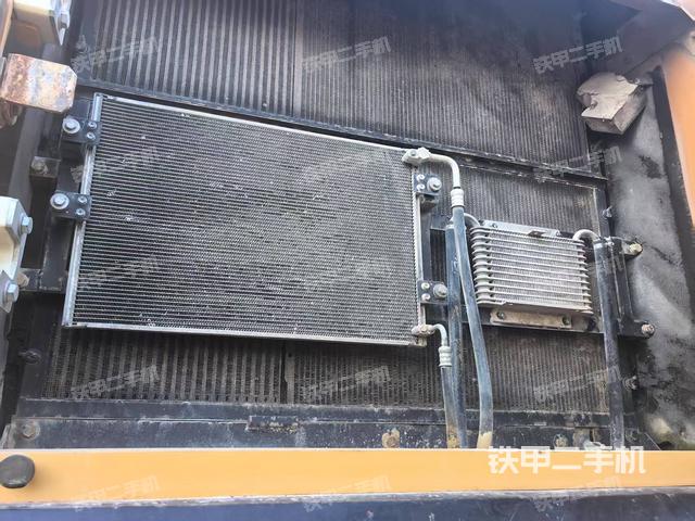 散熱器正面(大件艙室) 散熱器正面(大件艙室)