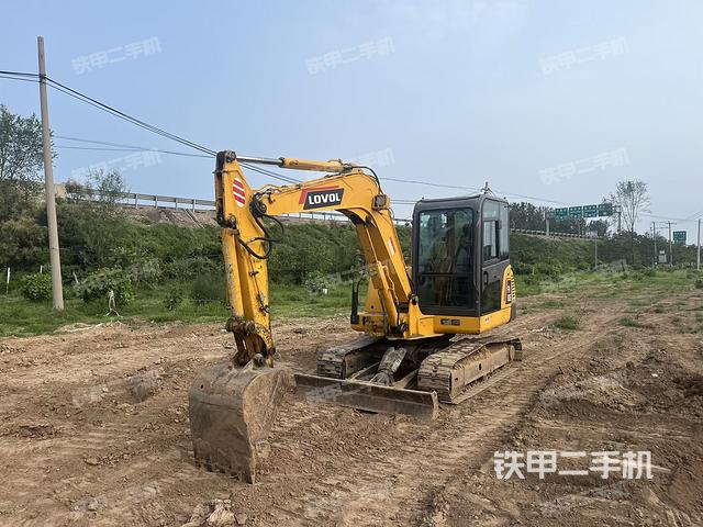駕駛室整體(整機(jī)外觀) 駕駛室整體(整機(jī)外觀)