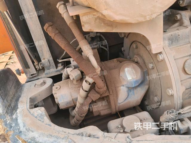 液压泵舱室正面整体(整机外观) 液压泵舱室正面整体(整机外观)