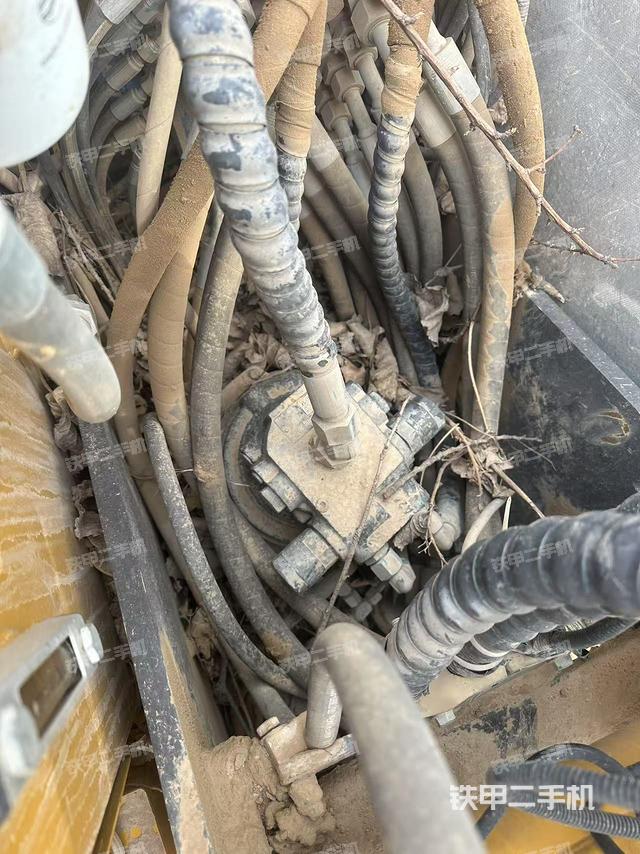 回转马达和主控阀（整机外观）