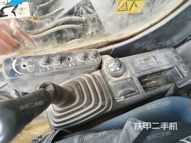 座椅右侧控制台/钥匙门/油门/含右手柄(驾驶室部分) 座椅右侧控制台/钥匙门/油门/含右手柄(驾驶室部分)