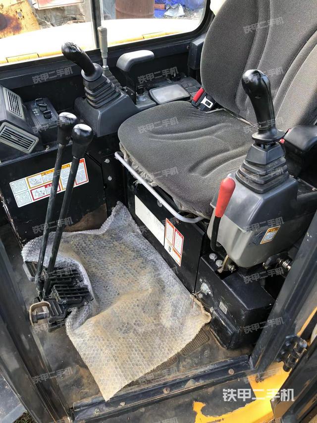 駕駛室整體(整機外觀) 駕駛室整體(整機外觀)
