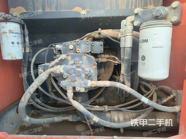 液壓泵艙室正面整體(整機外觀) 液壓泵艙室正面整體(整機外觀)