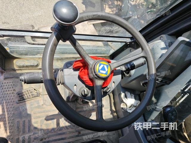 行走控制手柄和踏板 俯拍(驾驶室部分) 行走控制手柄和踏板 俯拍(驾驶室部分)