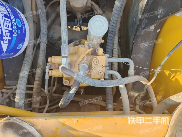 回转马达和主控阀（整机外观）