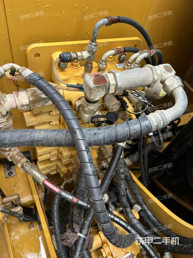 回轉(zhuǎn)馬達(dá)和主控閥(整機(jī)外觀) 回轉(zhuǎn)馬達(dá)和主控閥(整機(jī)外觀)