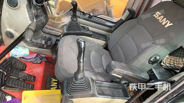 駕駛室整體(整機(jī)外觀) 駕駛室整體(整機(jī)外觀)
