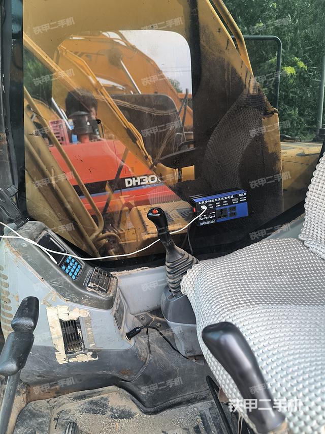 驾驶室整体(整机外观) 驾驶室整体(整机外观)