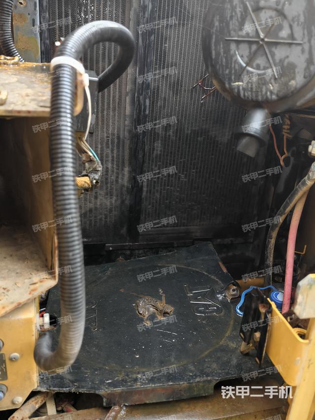 駕駛室頂部(整機(jī)外觀) 駕駛室頂部(整機(jī)外觀)
