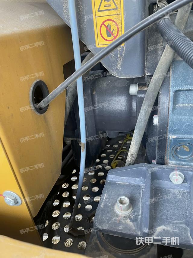 液压泵舱室正面整体(整机外观) 液压泵舱室正面整体(整机外观)