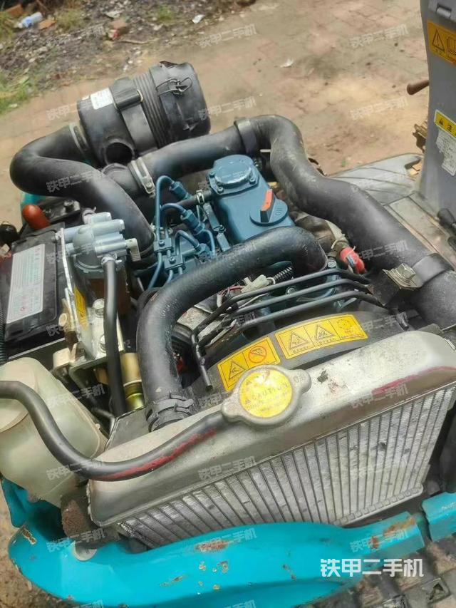 液压泵舱室正面整体（整机外观）