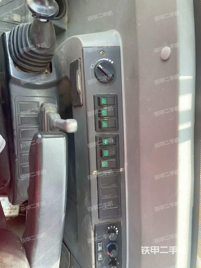 駕駛室整體(整機外觀) 駕駛室整體(整機外觀)