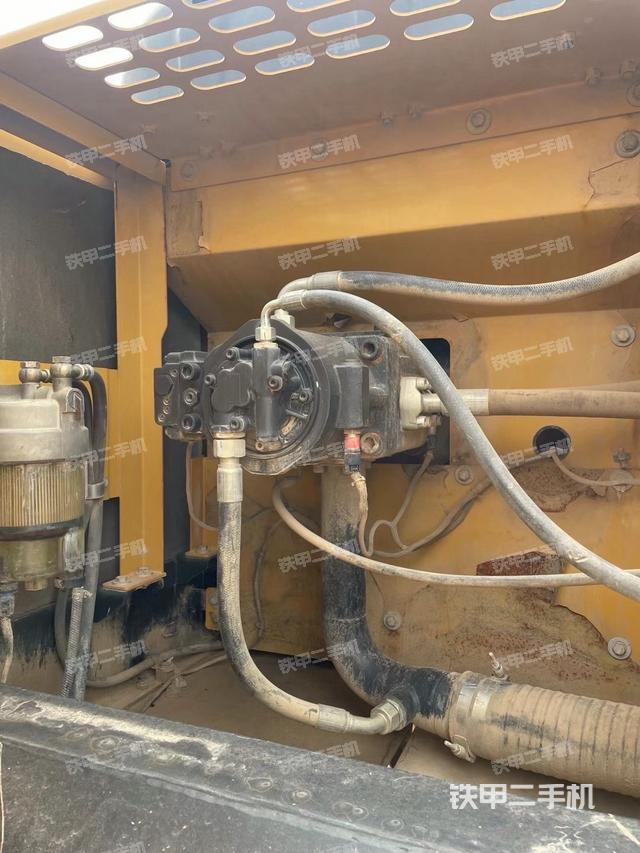 液压泵舱室正面整体(整机外观) 液压泵舱室正面整体(整机外观)