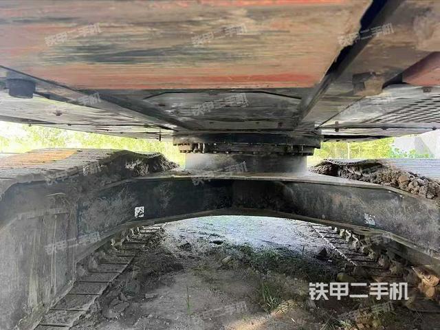 驾驶室顶部(整机外观) 驾驶室顶部(整机外观)